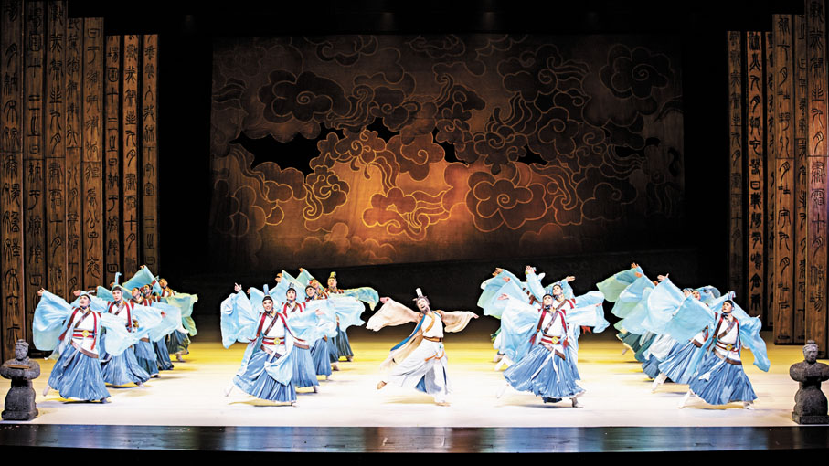 舞劇《孔子》展示了孔子在亂世中周遊列國的生命歷程。 舞劇《孔子》展示了孔子在亂世中周遊列國的生命歷程。